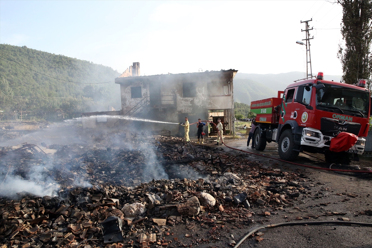 GÜNCELLEME 2 – Kastamonu'da köyde çıkan yangında 11 ev yandı