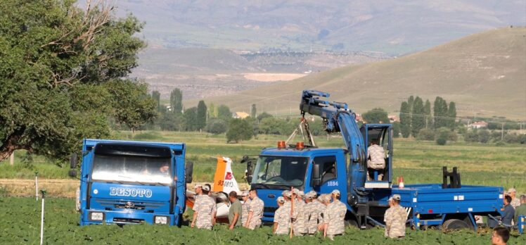 Kayseri'de kaza kırıma uğrayan eğitim uçağının enkazı kaldırıldı