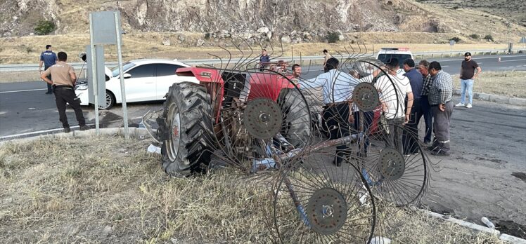 Kayseri'de otomobil ile traktörün çarpışması sonucu 5 kişi yaralandı