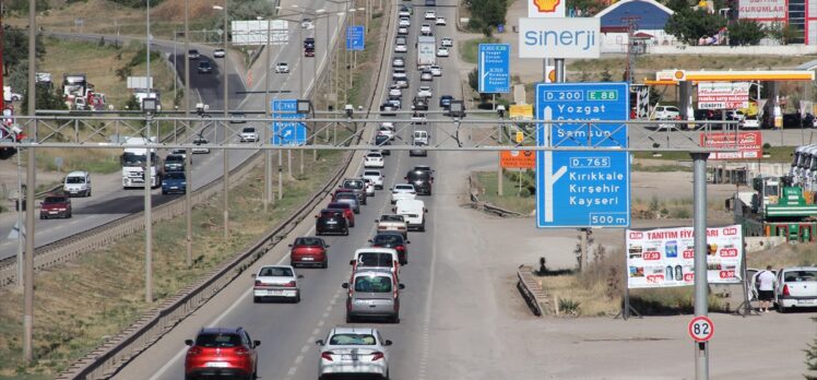 “Kilit kavşak” Kırıkkale'de bayram öncesi trafik yoğunluğu sürüyor