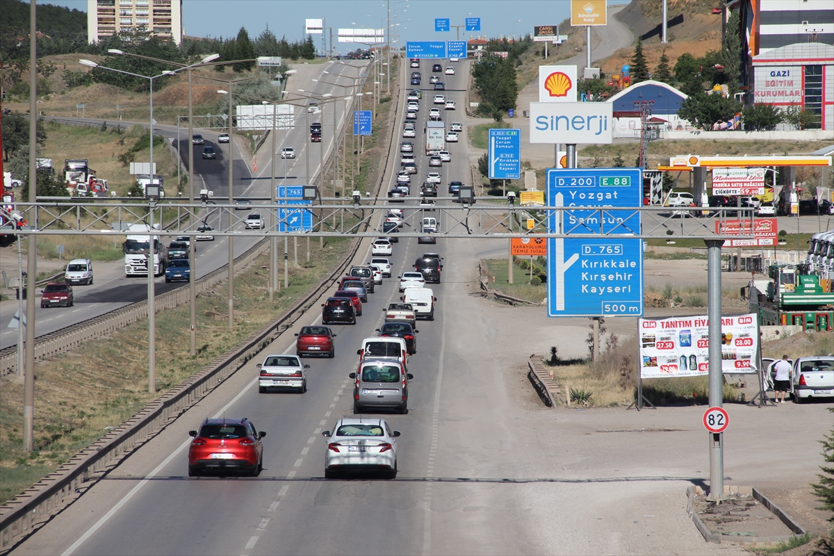 “Kilit kavşak” Kırıkkale'de bayram öncesi trafik yoğunluğu sürüyor