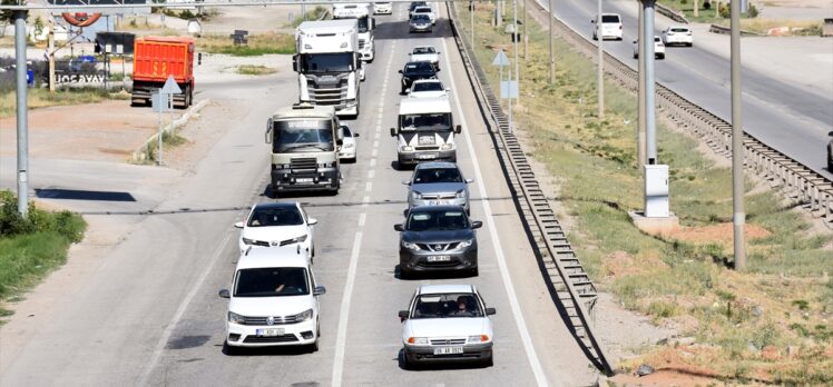 “Kilit kavşak” Kırıkkale'de bayram tatilinden dönüş yoğunluğu sürüyor