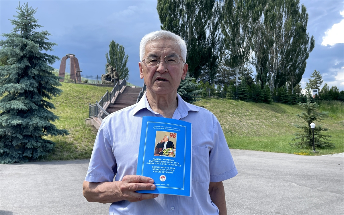 Kırgız yazar Cengiz Aytmatov, Bişkek'teki mezarı başında anıldı