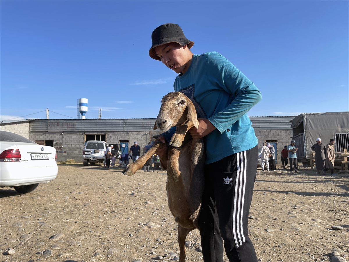 Kırgızistan'da halk arife günü kurban pazarına akın etti