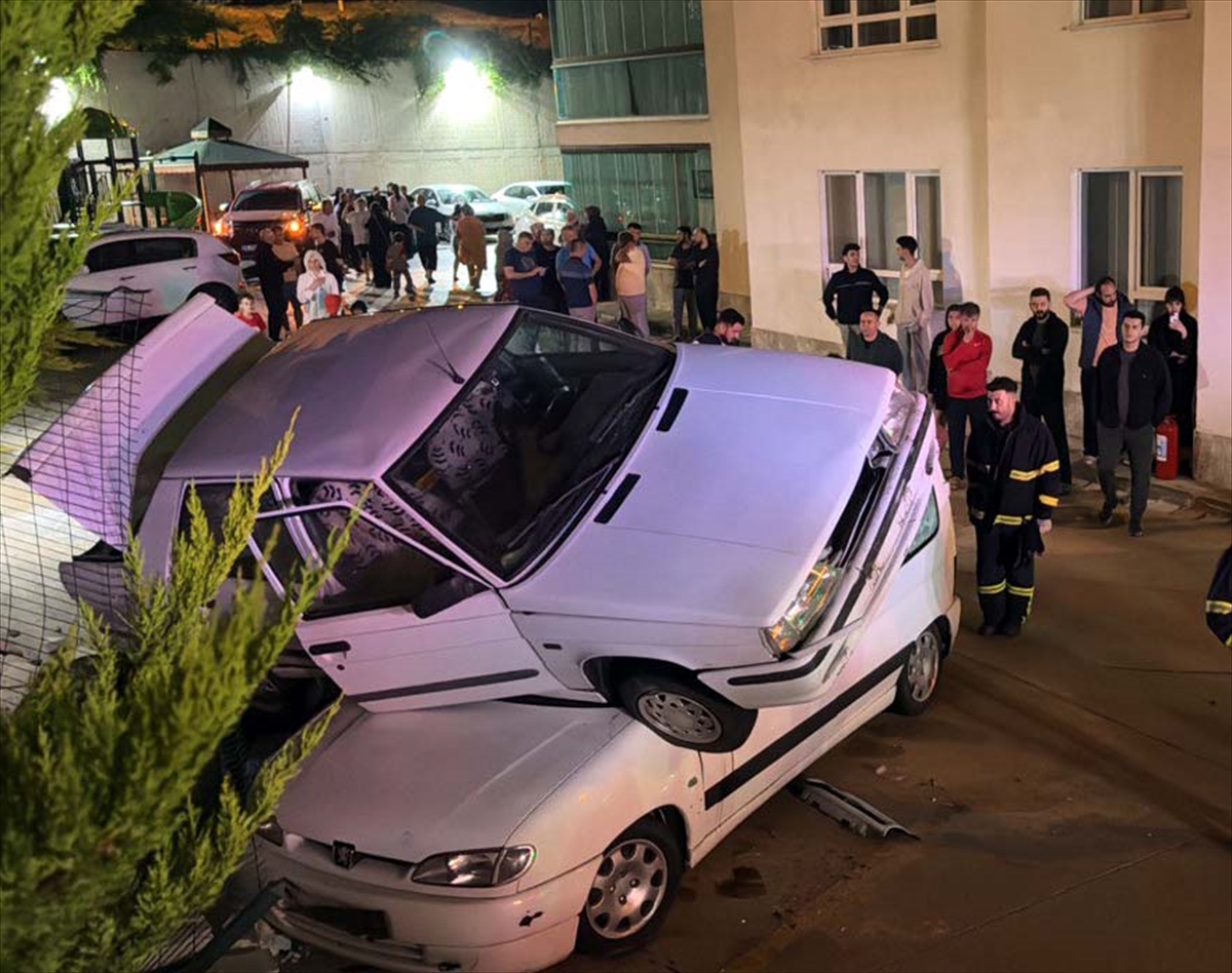 Kırıkkale'de park halindeki araçların üzerine düşen otomobilin sürücüsü yaralandı
