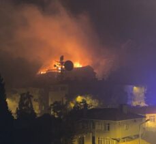 Kırklareli'nde binaların çatılarındaki yangına müdahale ediliyor