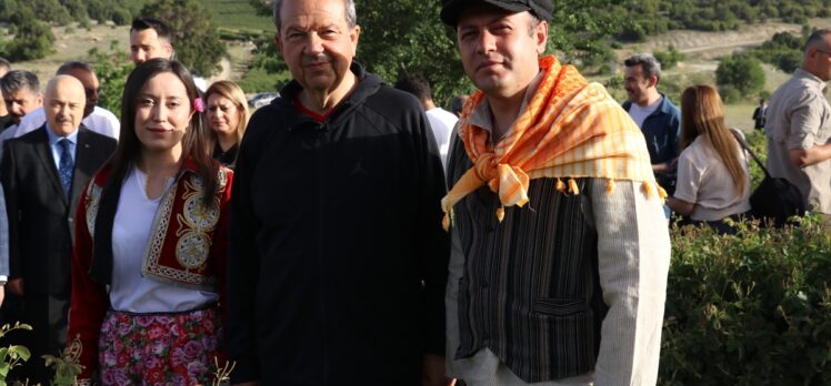 KKTC Cumhurbaşkanı Tatar, Isparta'da gül bahçelerini gezdi: