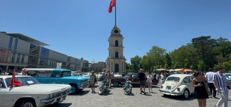 Klasik otomobil tutkunları Beyoğlu'nda buluştu