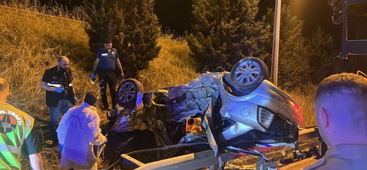 Kocaeli'de bariyere çarparak devrilen otomobildeki 3 kişi öldü