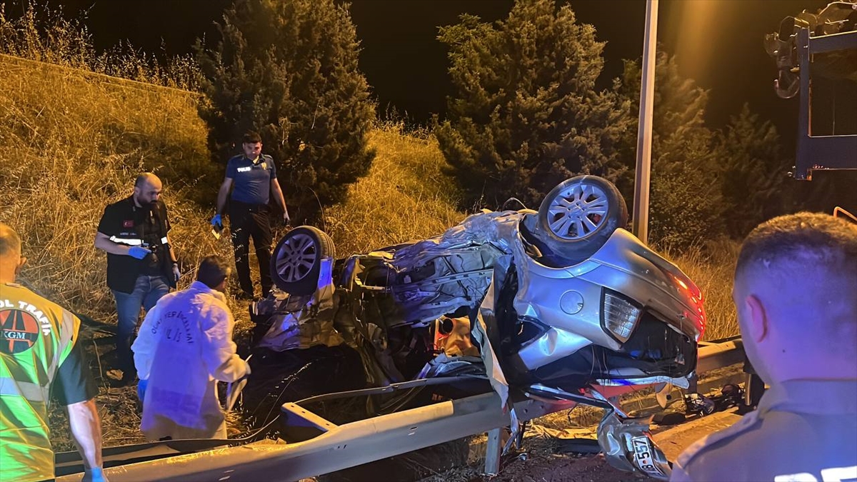Kocaeli'de bariyere çarparak devrilen otomobildeki 3 kişi öldü