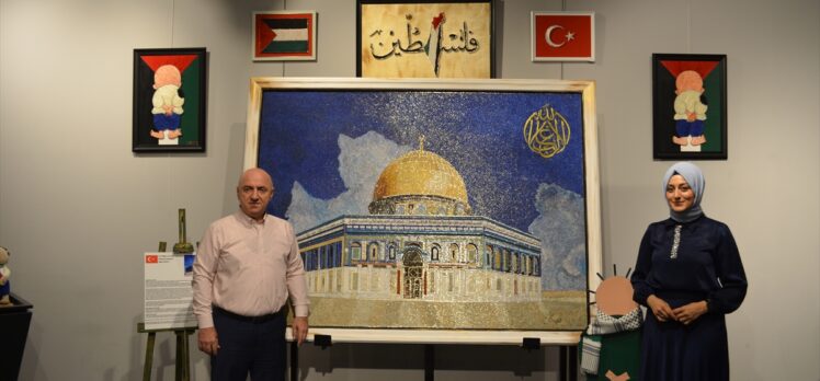Kocaeli'de filografi sanatçısı, 67 bin çivi kullanarak Kubbetu's Sahra Camisi'ni tabloya işledi