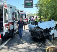 Kocaeli'de iki otomobilin çarpıştığı kazada 5 kişi yaralandı