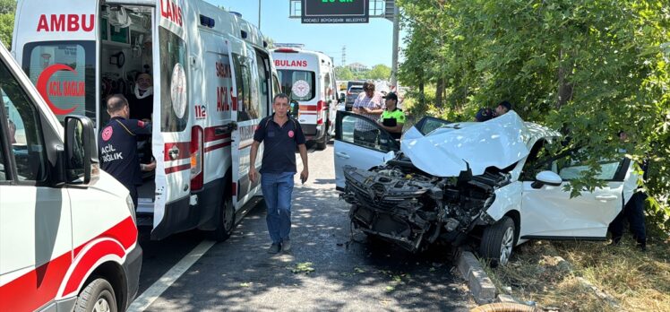 Kocaeli'de iki otomobilin çarpıştığı kazada 5 kişi yaralandı