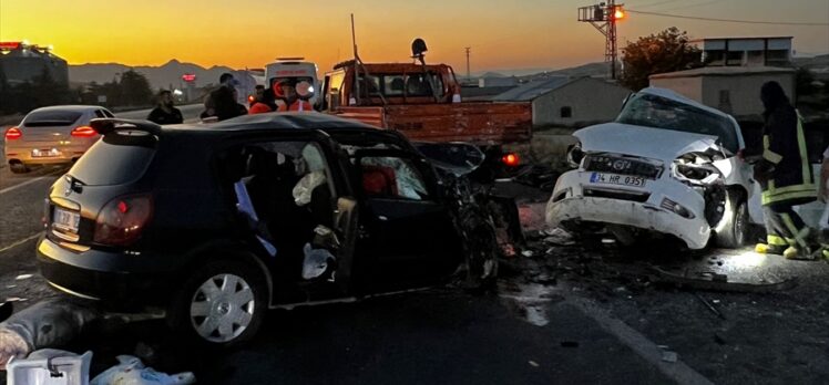 Konya'da iki otomobilin çarpıştığı kazada 4 kişi öldü