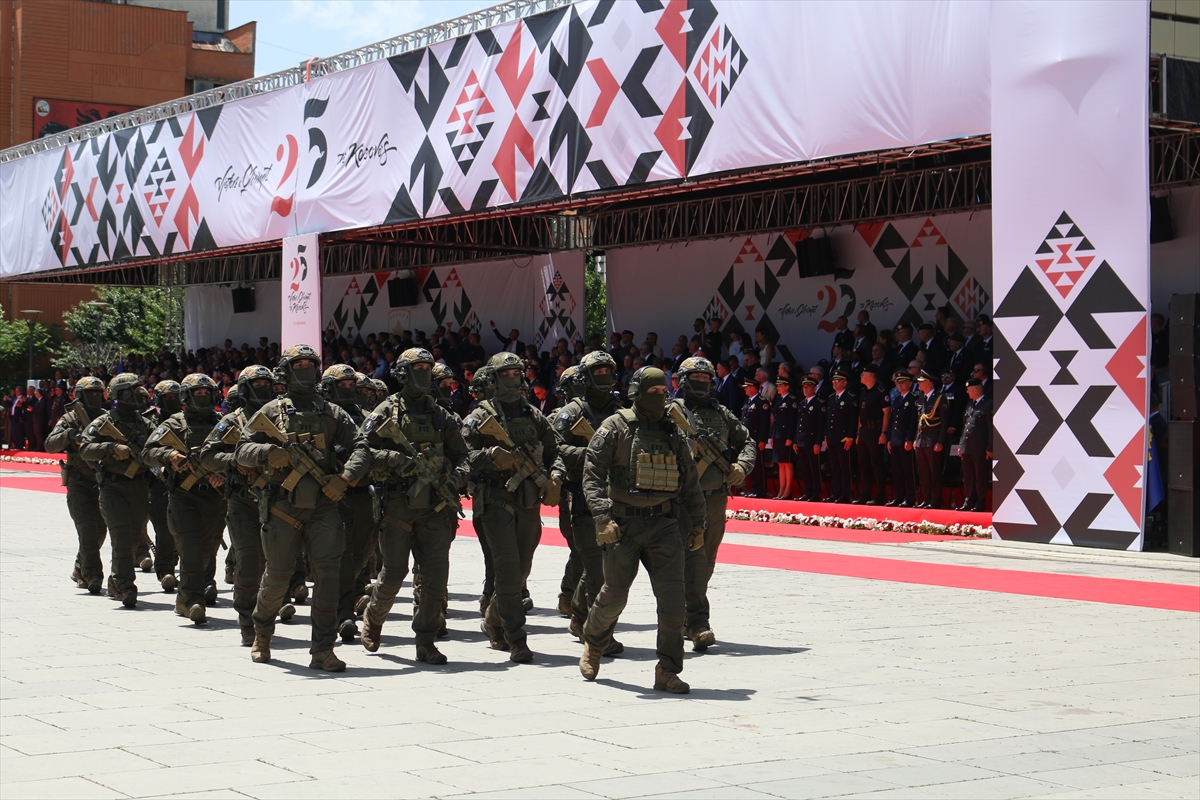 Kosova'da “Kurtuluş Günü” dolayısıyla askeri geçit töreni düzenlendi
