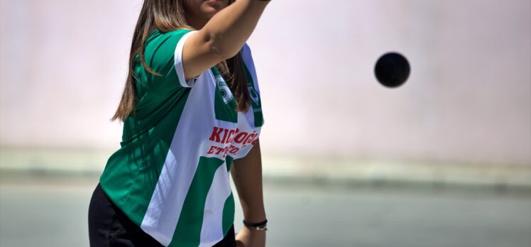 Köyde yaşayan bocce sporcusu Nur'un hedefi milli takım