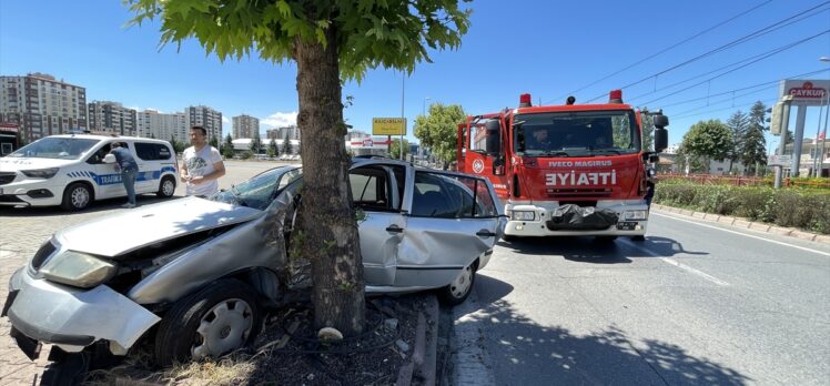 Kurban kesmeye giderken otomobiliyle ağaca çarpan sürücü yaralandı