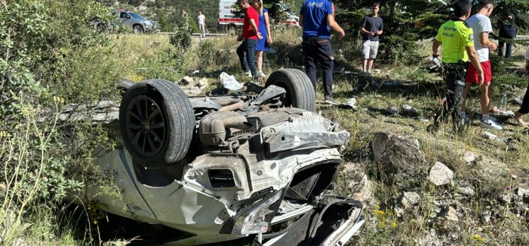 Kütahya'da şarampole devrilen otomobildeki 6 kişi yaralandı