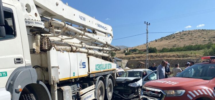 Malatya'da beton pompası aracına çarpan otomobildeki 5 kişi yaralandı