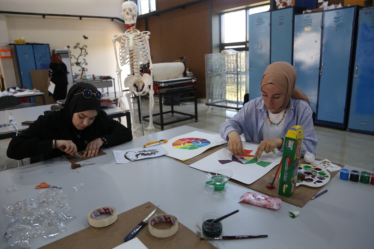 Malatya'da üniversiteliler geri dönüşüm malzemelerinden “Atıktan Sanata” sergisi açtı