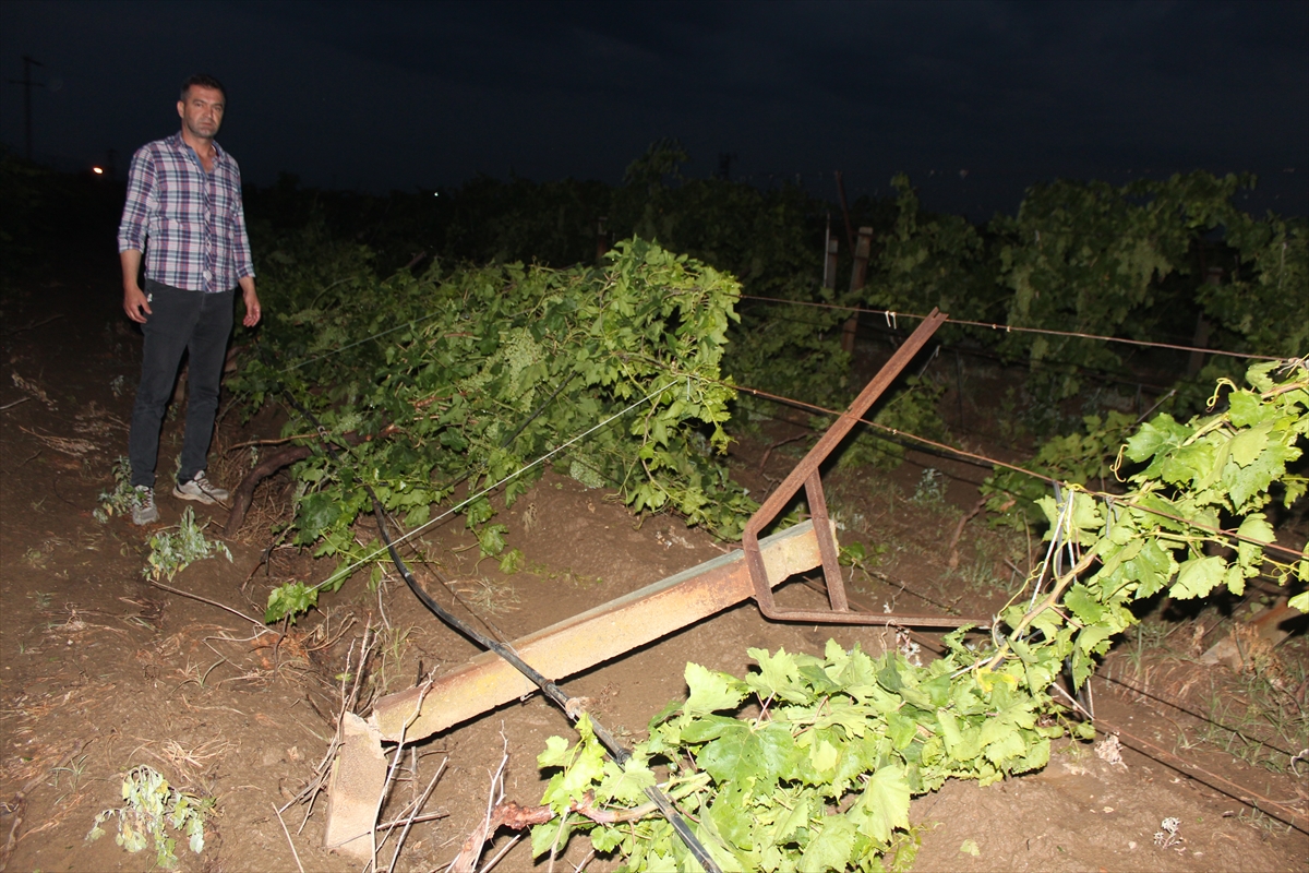 Manisa'da sağanak ve dolu tarım arazilerinde zarara yol açtı
