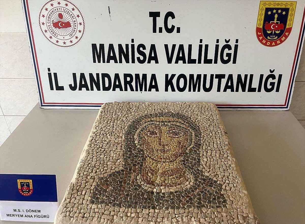 Manisa'daki tarihi eser kaçakçılığı operasyonunda yaklaşık 2 bin yıllık mozaik ele geçirildi