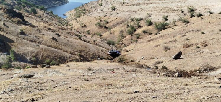 Manisa'da şarampole yuvarlanan kamyonetin sürücüsü yaralandı