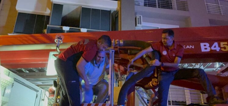 Mersin'de bir apartmandaki yangında 4'ü itfaiye eri 19 kişi dumandan etkilendi