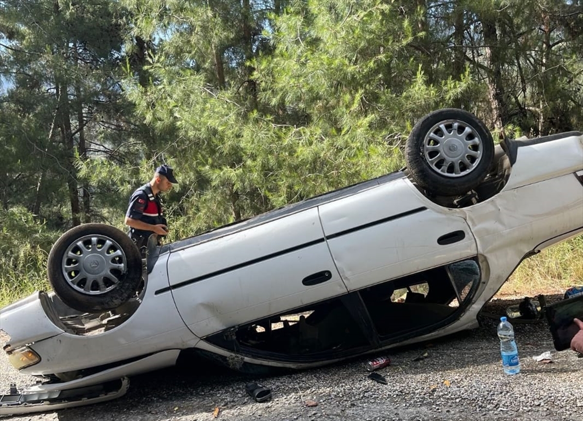 Mersin'de takla atan otomobilin sürücüsü öldü, 2 kişi yaralandı