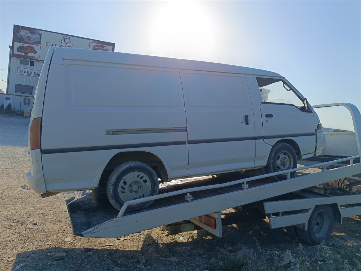 Mersin'de yediemin otoparkından 2 panelvan çaldıkları iddiasıyla 2 zanlı yakalandı