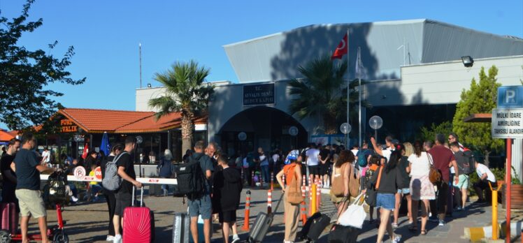 Midilli Adası feribot seferlerinde bayram tatili yoğunluğu başladı