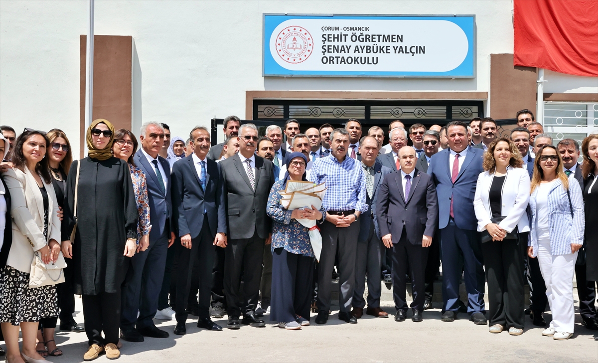 Milli Eğitim Bakanı Tekin, şehit öğretmen Aybüke Yalçın'ın kabrini ziyaret etti: