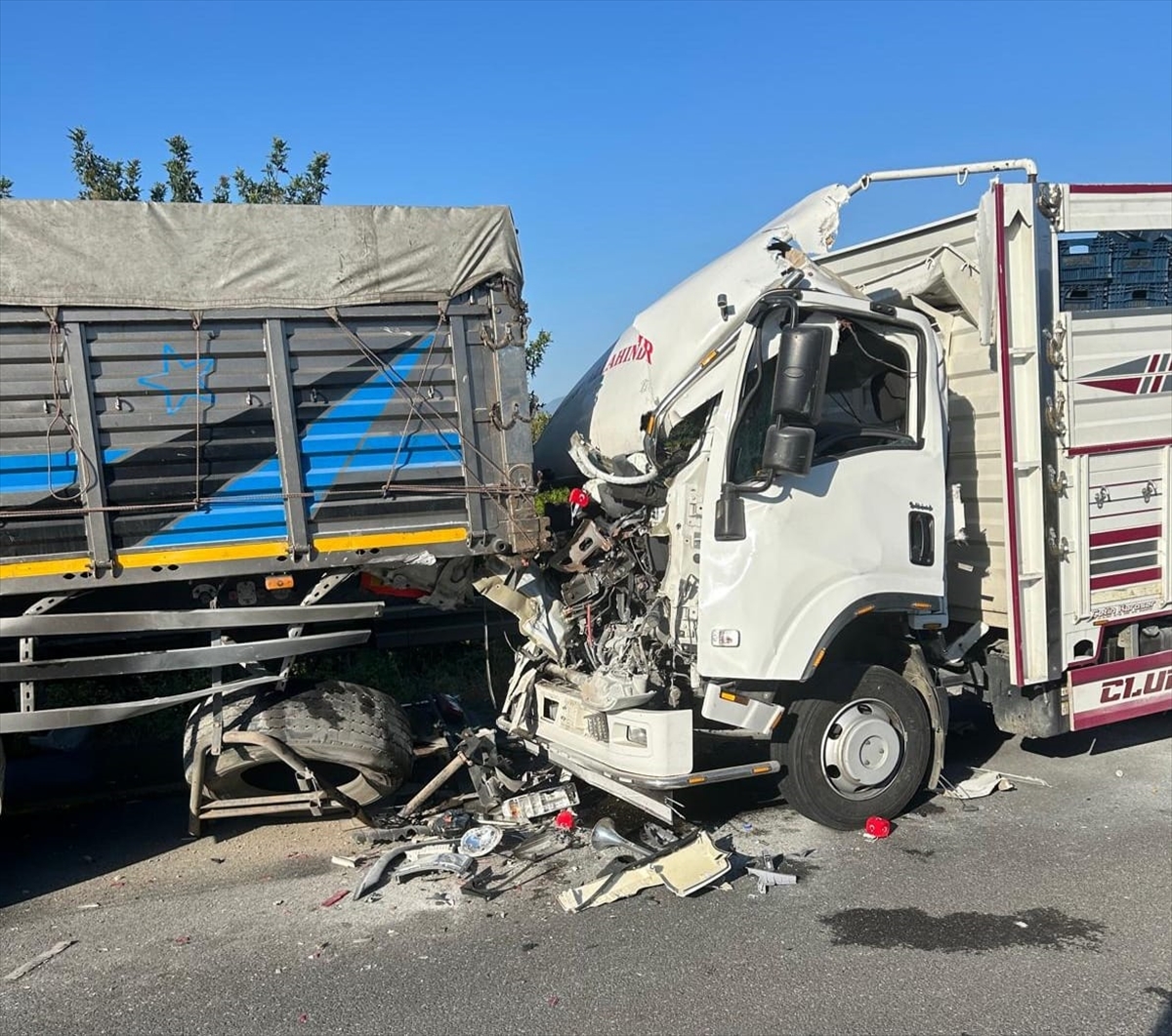 Muğla'da kamyonetin tıra arkadan çarpması sonucu 2 kişi öldü