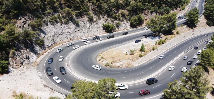 Muğla'da kara yollarında bayram hareketliliği yaşanıyor