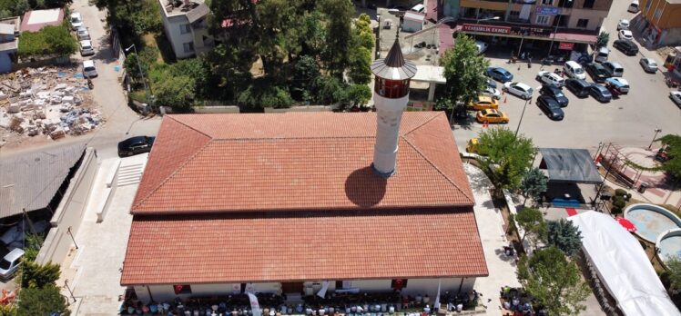 Osmaniye'de depremlerde hasar alan ve restorasyonu tamamlanan cami ibadete açıldı