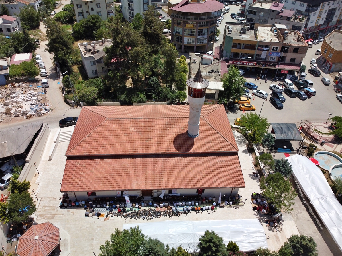 Osmaniye'de depremlerde hasar alan ve restorasyonu tamamlanan cami ibadete açıldı