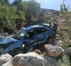 Osmaniye'de uçuruma yuvarlanan otomobildeki 5 kişi yaralandı