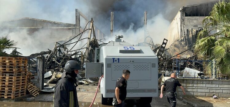 GÜNCELLEME – Samsun'da iki fabrikada etkili olan yangın söndürülmeye çalışılıyor