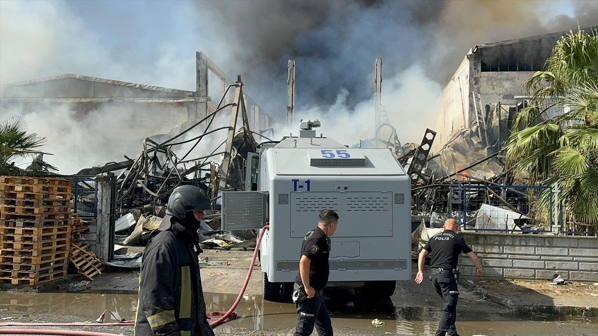 GÜNCELLEME – Samsun'da iki fabrikada etkili olan yangın söndürülmeye çalışılıyor