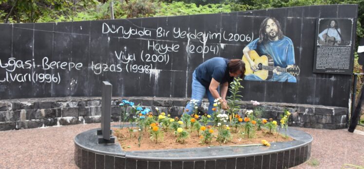 Sanatçı Kazım Koyuncu vefatının 19. yılında Artvin'deki kabri başında anıldı