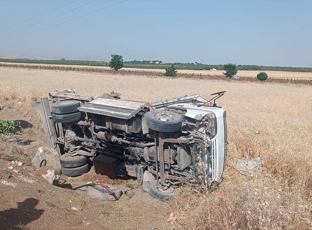 Şanlıurfa'da kamyonet ile panelvanın çarpıştığı kazada 1 kişi öldü, 2 kişi yaralandı