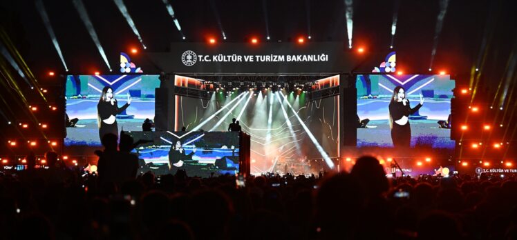 Şarkıcı Simge, Trabzon Kültür Yolu Festivali kapsamında konser verdi