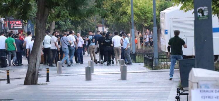 Siirt'te izinsiz basın açıklaması yapmak isteyen gruba polis müdahale etti