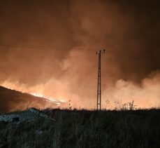 Siirt'te Kezer Çayı mevkisinde çıkan yangına müdahale ediliyor