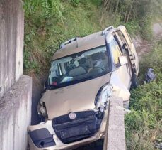 Sinop'ta hafif ticari aracın devrildiği kazada 4 kişi yaralandı