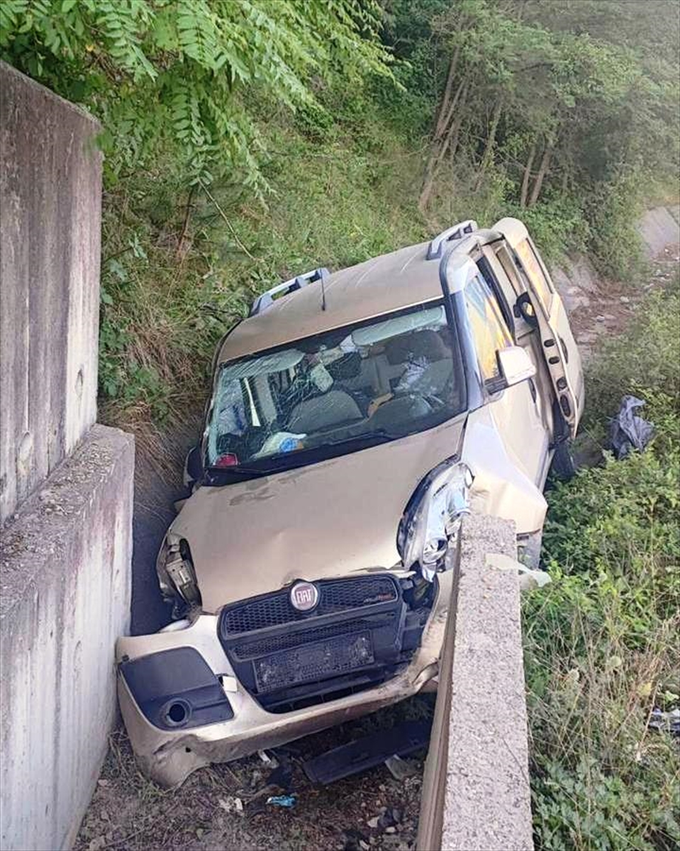 Sinop'ta hafif ticari aracın devrildiği kazada 4 kişi yaralandı