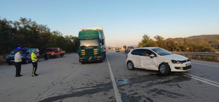 Sinop'ta tırla çarpışan otomobildeki 4 kişi yaralandı