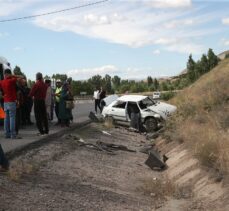 Sivas'ta devrilen otomobildeki 5 kişi yaralandı