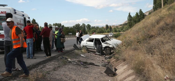 Sivas'ta devrilen otomobildeki 5 kişi yaralandı