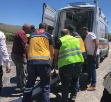 Sivas'ta yol kenarındaki toprak yığınına çarpan otomobildeki 3 kişi yaralandı